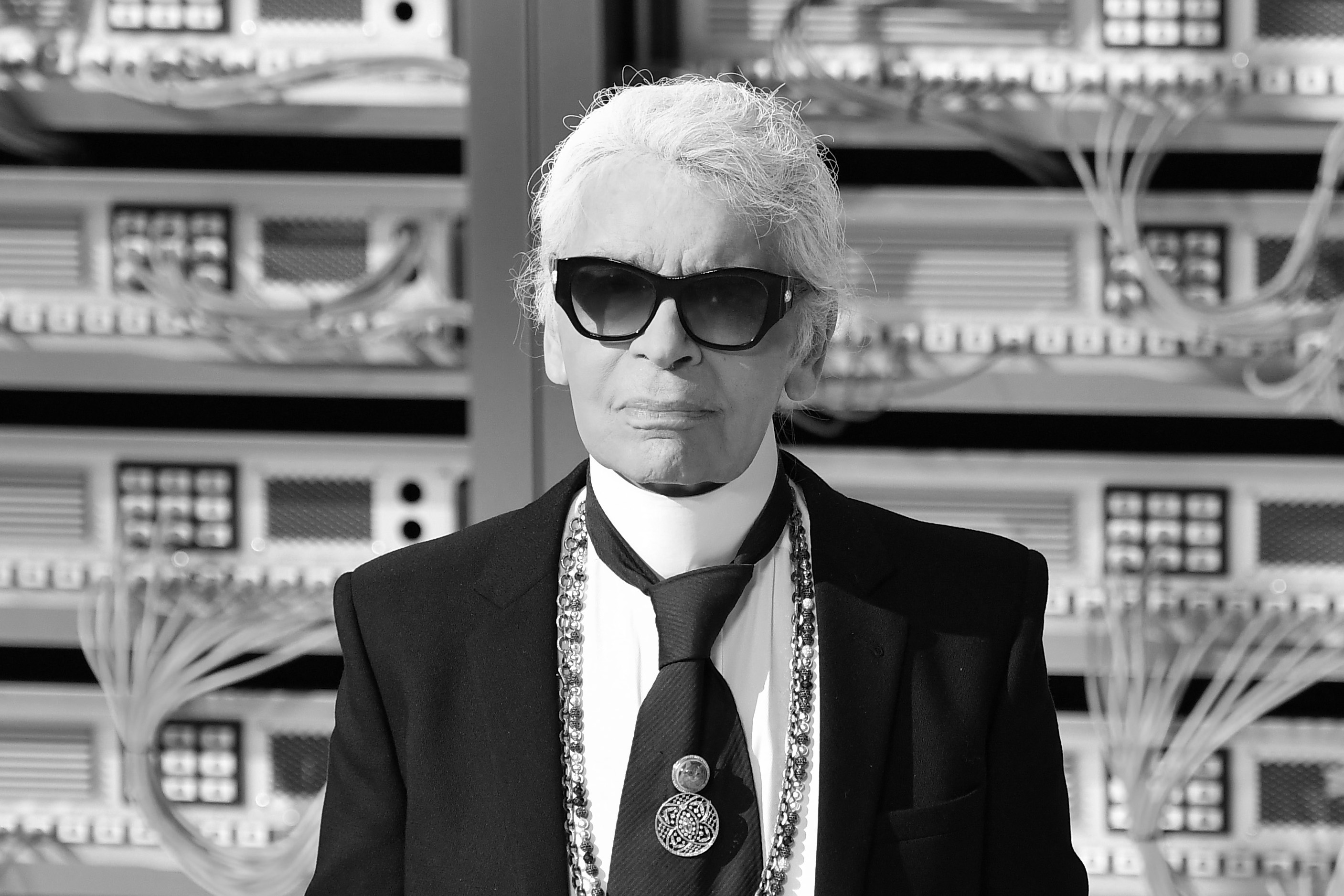 Karl Lagerfeld méconnaissable sans ses lunettes noires : la Toile est sous le choc