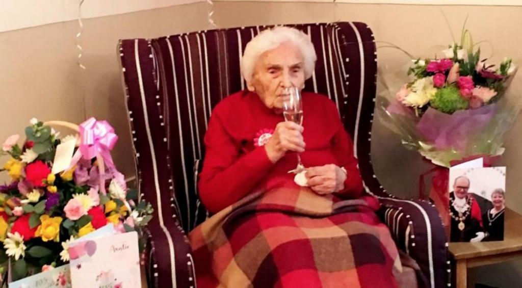Longévité : Âgée de 105 ans, elle dévoile son drôle de secret
