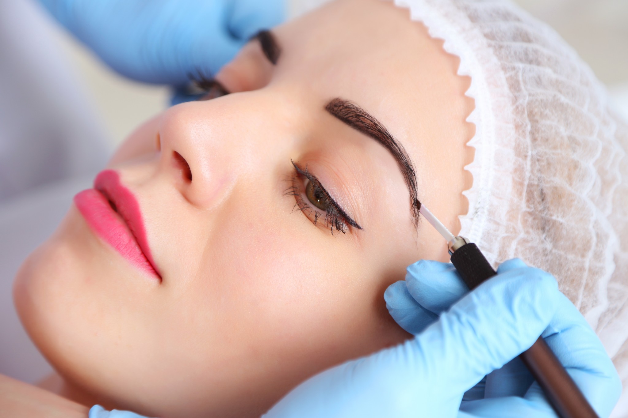 Microblading : Défigurée à cause d’un tatouage des sourcils