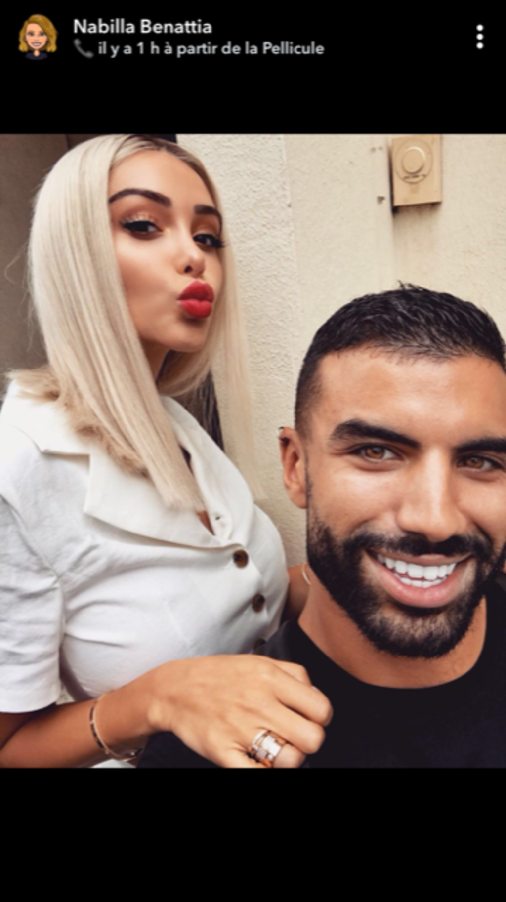 Nabilla Benattia métamorphosée : Elle s’essaie au blond platine !