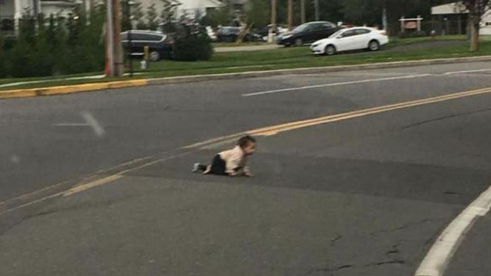 Négligence parentale : Un homme retrouve un bébé qui rampe en plein milieu de la route