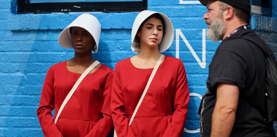 Un costume sexy de The Handmaid's Tale fait polémique