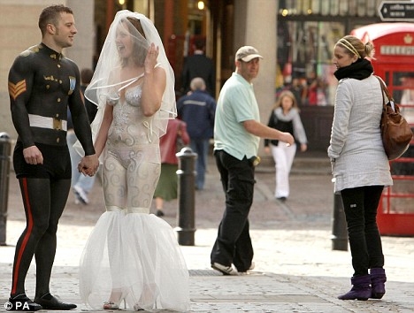 Body-painting : Elles arrivent nues à leur mariage !