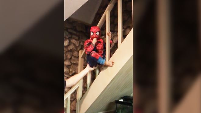 Vidéo : ce petit garçon épate toute sa famille en se déplaçant à la manière de Spider man