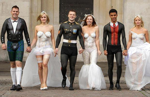 Body-painting : Elles arrivent nues à leur mariage !