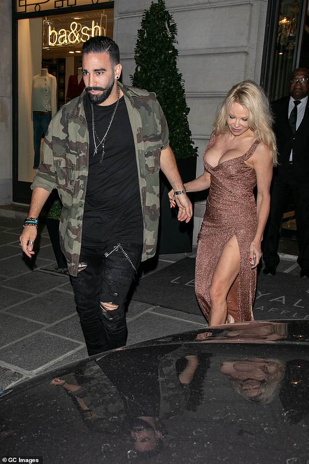 Pamela Anderson en sortie avec Adil Rami dans une robe très fendue