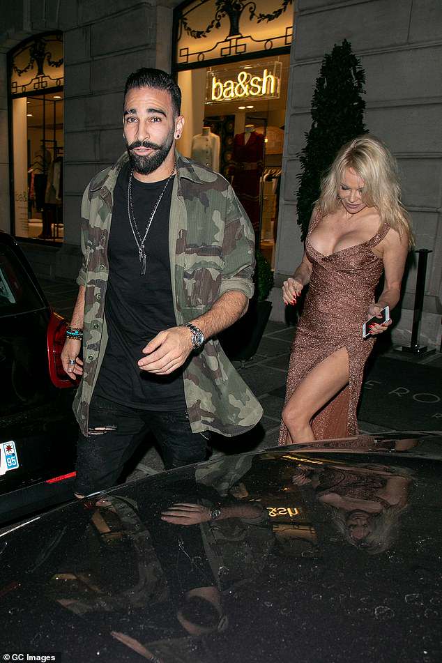 Pamela Anderson en sortie avec Adil Rami dans une robe très fendue