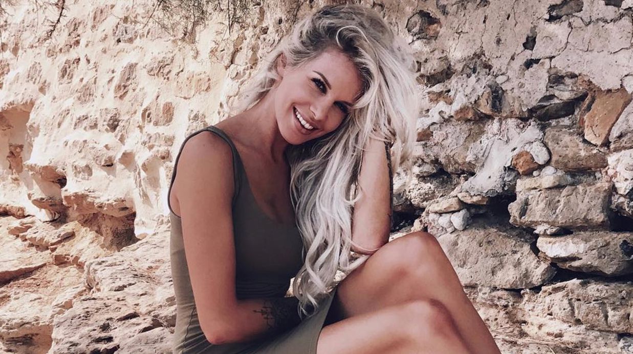 Adixia, seins nus, se dévoile plus sensuelle que jamais