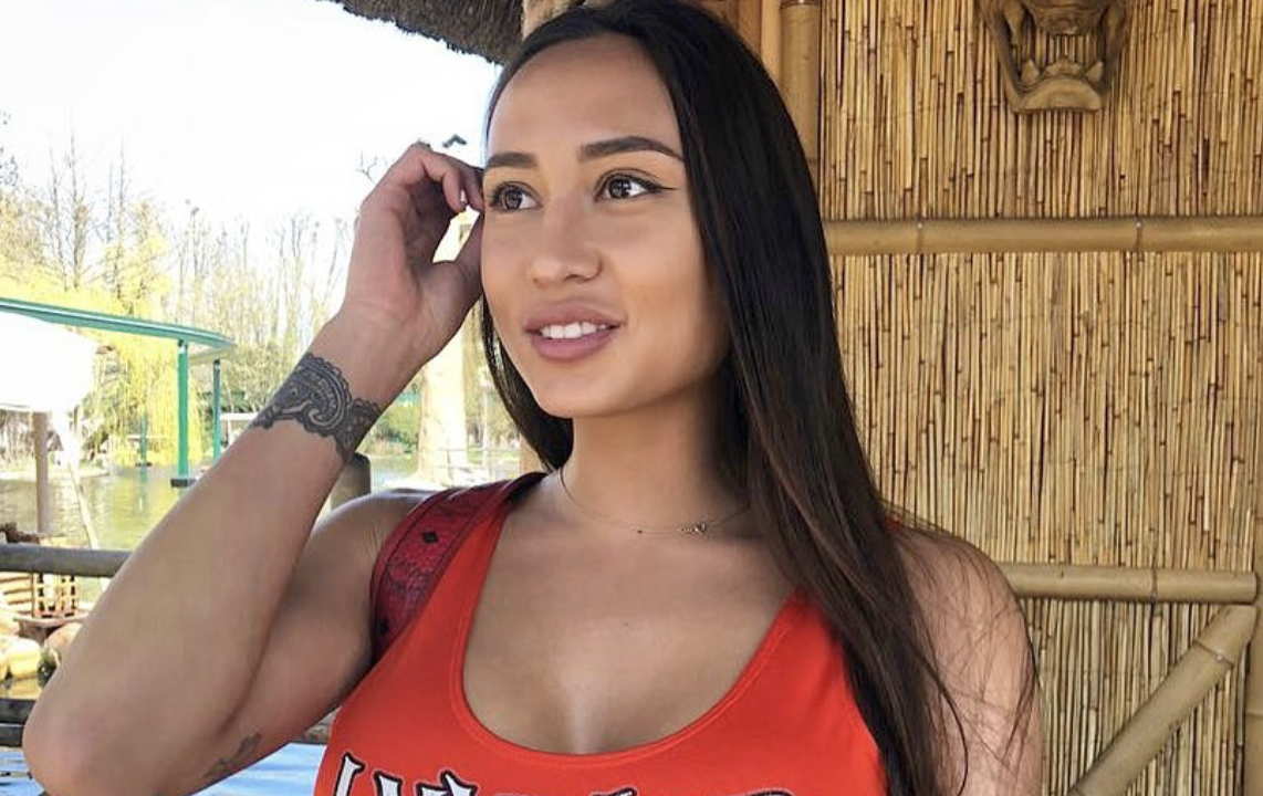 Astrid Nelsia plantureuse en bikini pour ses nouvelles vacances