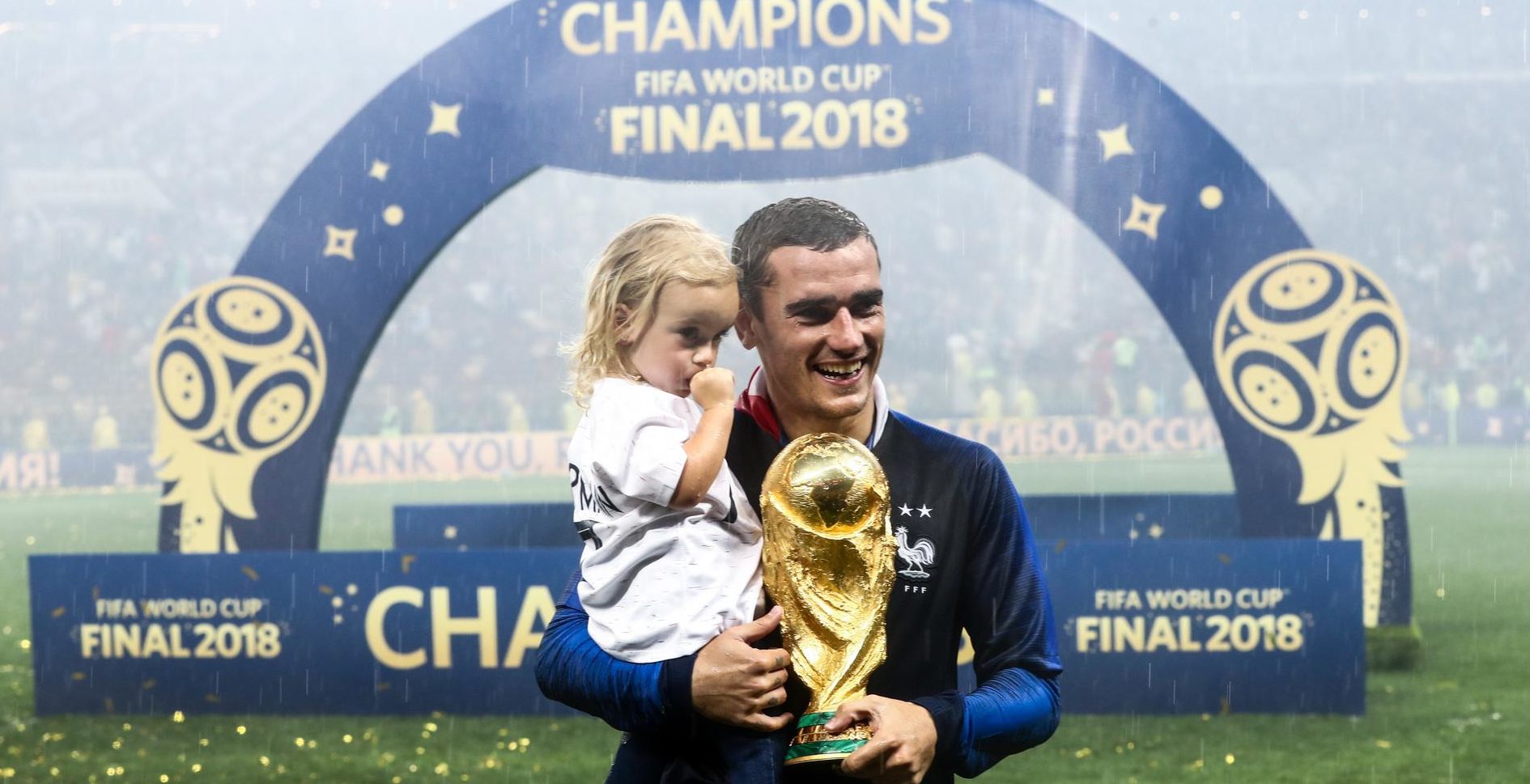 Bientôt papa pour la deuxième fois, Antoine Griezmann l’annonce sur les réseaux sociaux