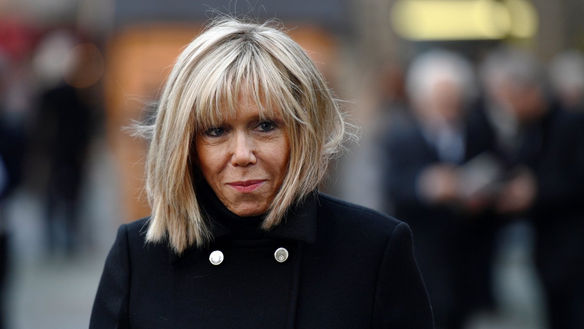 Brigitte Macron aurait &quot;menti sur son âge&quot;, la toile s'enflamme
