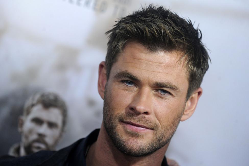 Chris Hemsworth : l'interprète de Thor prend un auto-stoppeur en hélicoptère