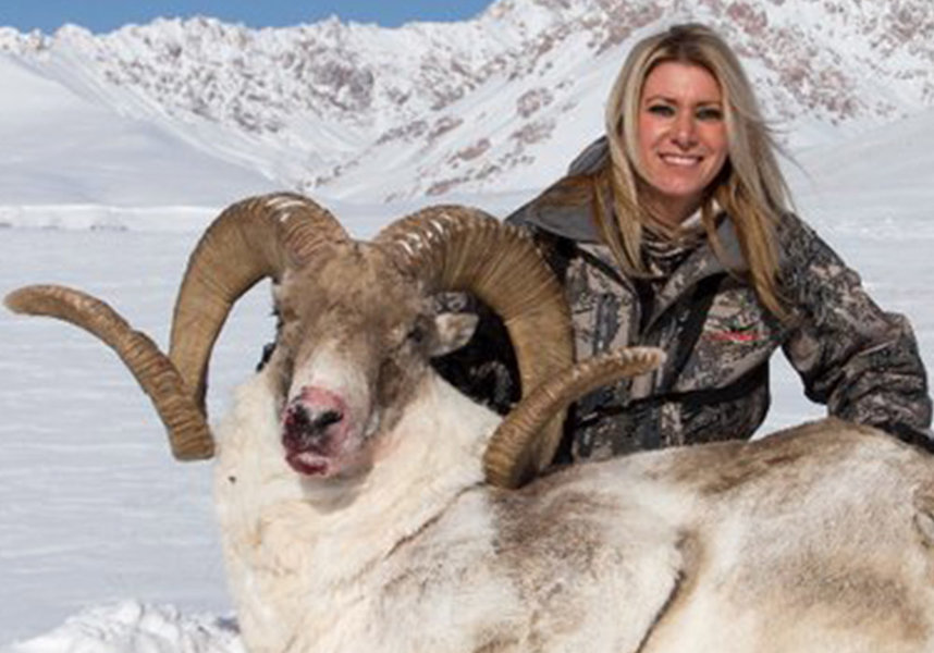 Etats-Unis : une star de télévision pose avec les animaux qu'elle tue
