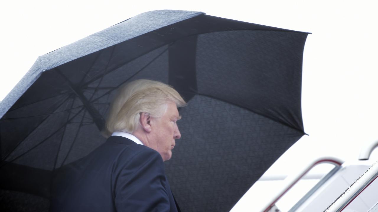 Donald Trump a un sérieux problème de... parapluie !