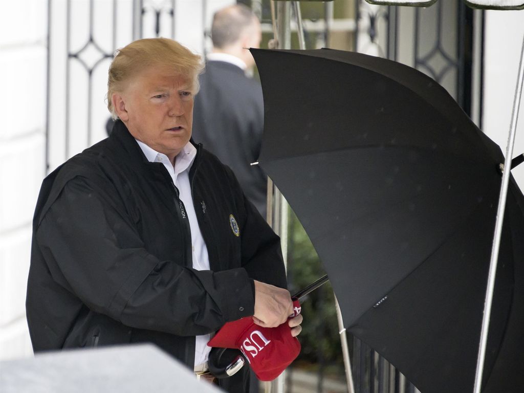 Donald Trump : Il devient la risée du web à cause... d'un parapluie !