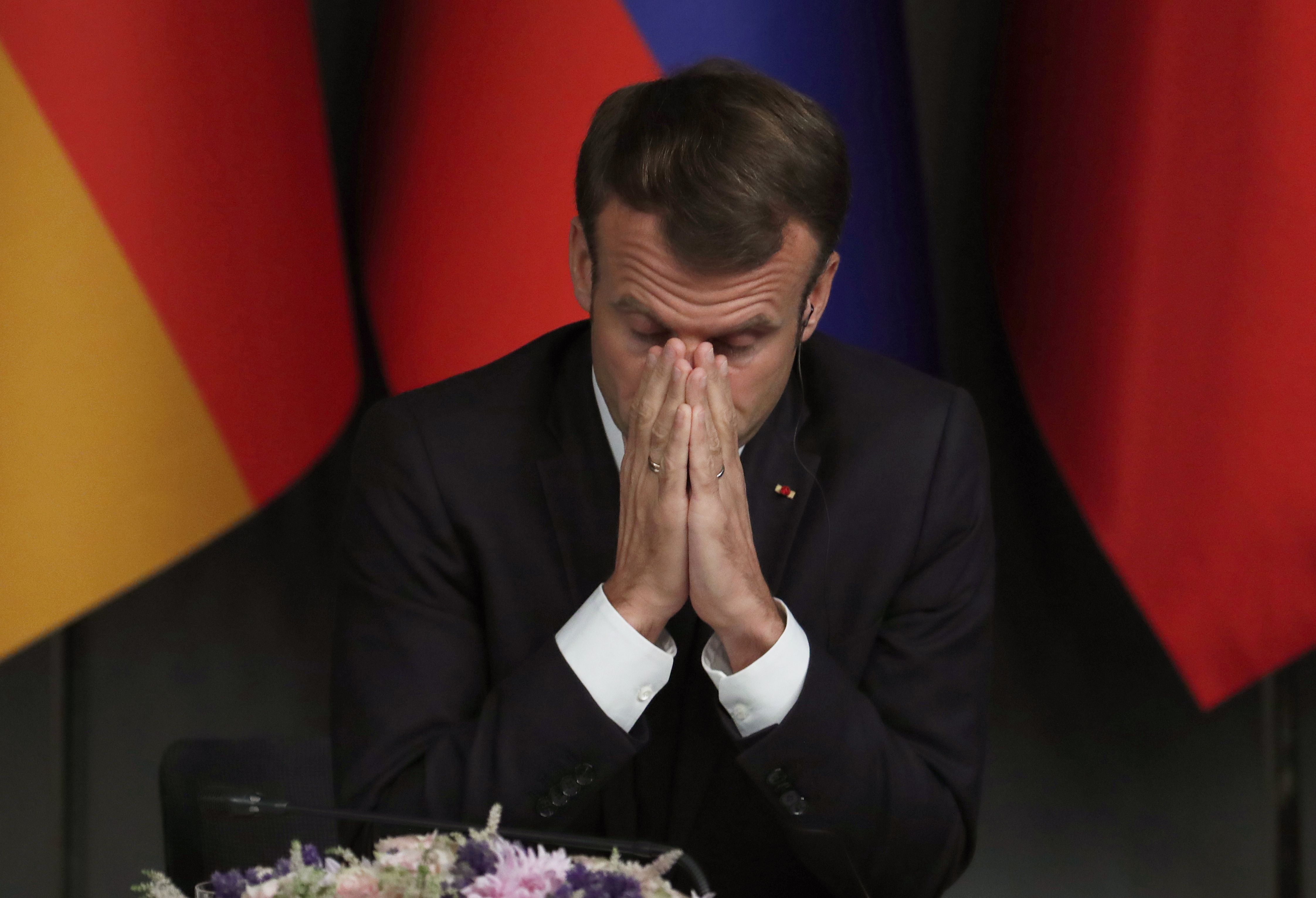 Le cortège d'Emmanuel Macron interrompt un enterrement : La famille du défunt ne décolère pas !
