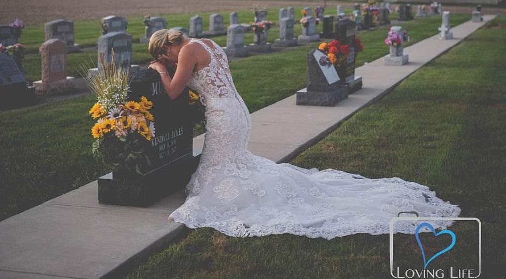En pleurs, elle se rend sur la tombe de son fiancé le jour de son mariage