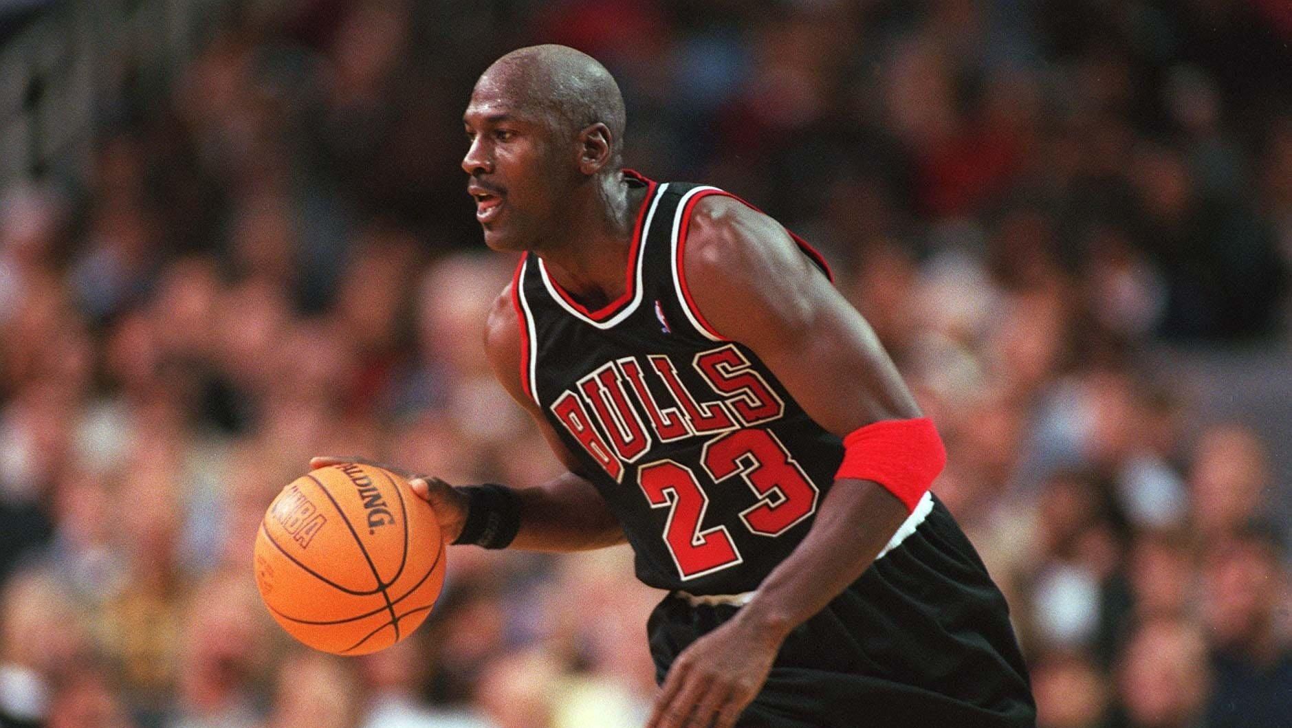 Il se fait tatouer le maillot de Michael Jordan dans le dos !