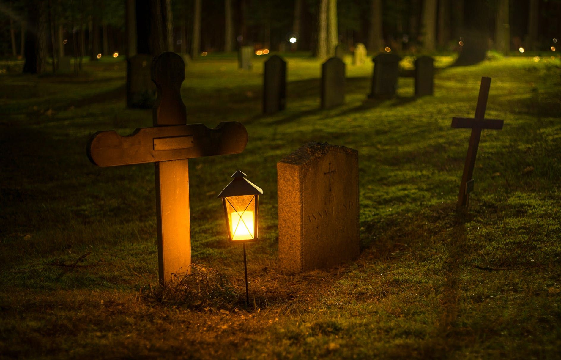 Incroyable ! Gagnez 230 euros pour dormir dans un cimetière le soir d’Halloween !