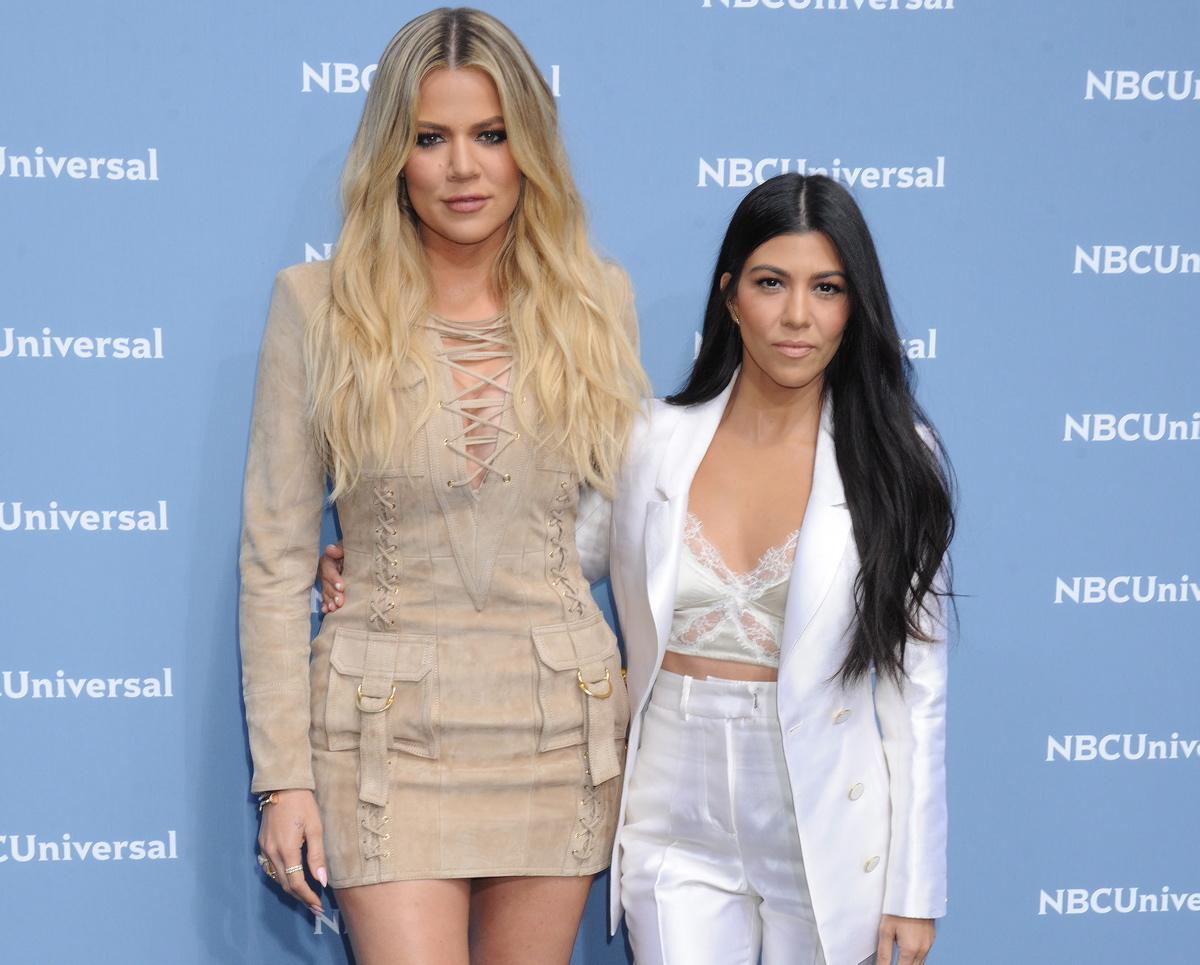 Kourtney et Khloé Kardashian improvisent un karaoké en plein road trip