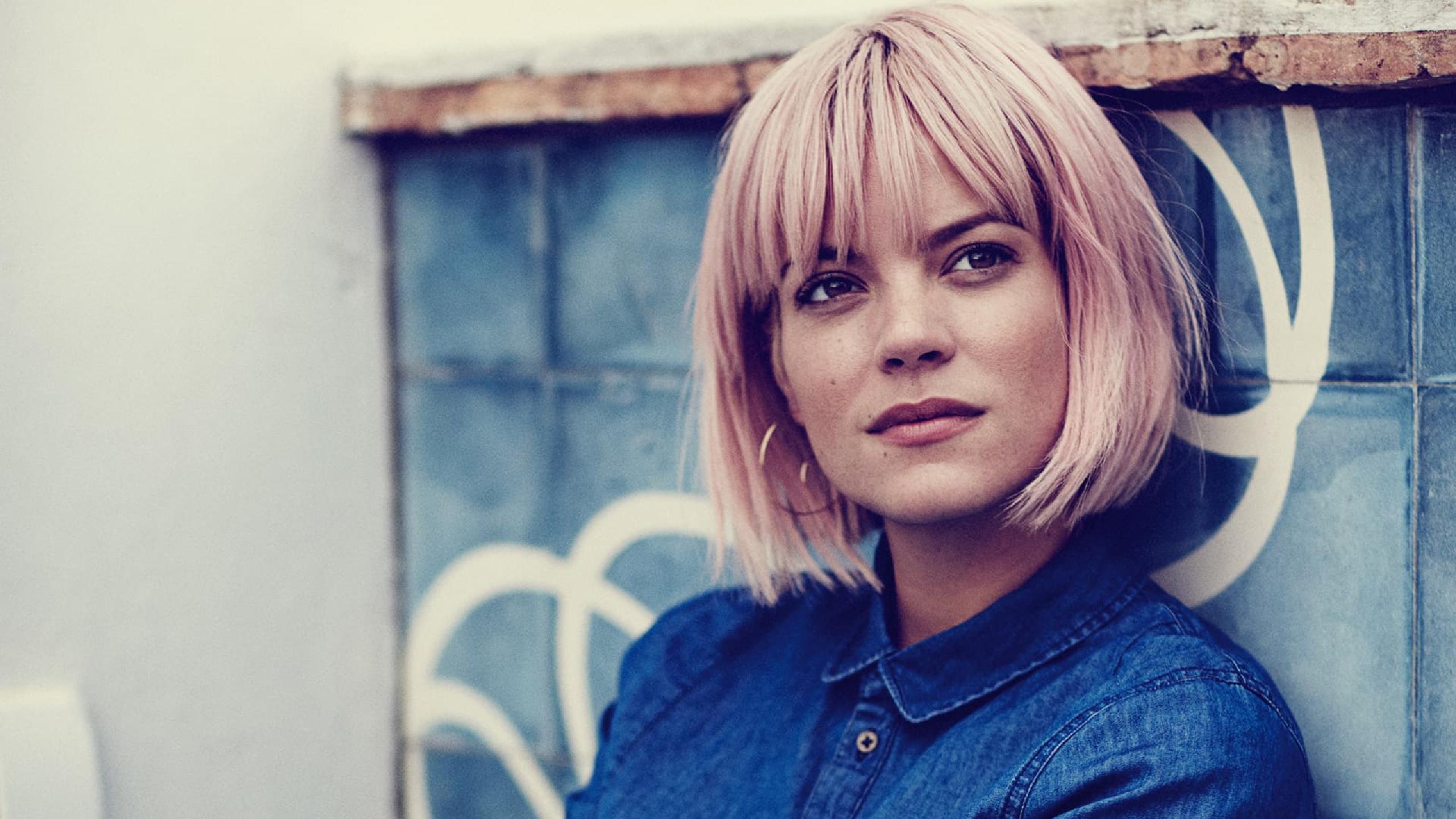 Lily Allen évoque ses problèmes de santé mentale : "six infirmières m'avaient plaquée au sol"