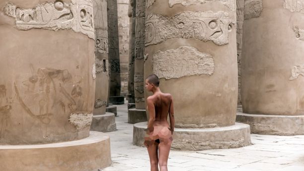 Tollé sur le Web : Un mannequin pose nu devant une mosquée en Turquie