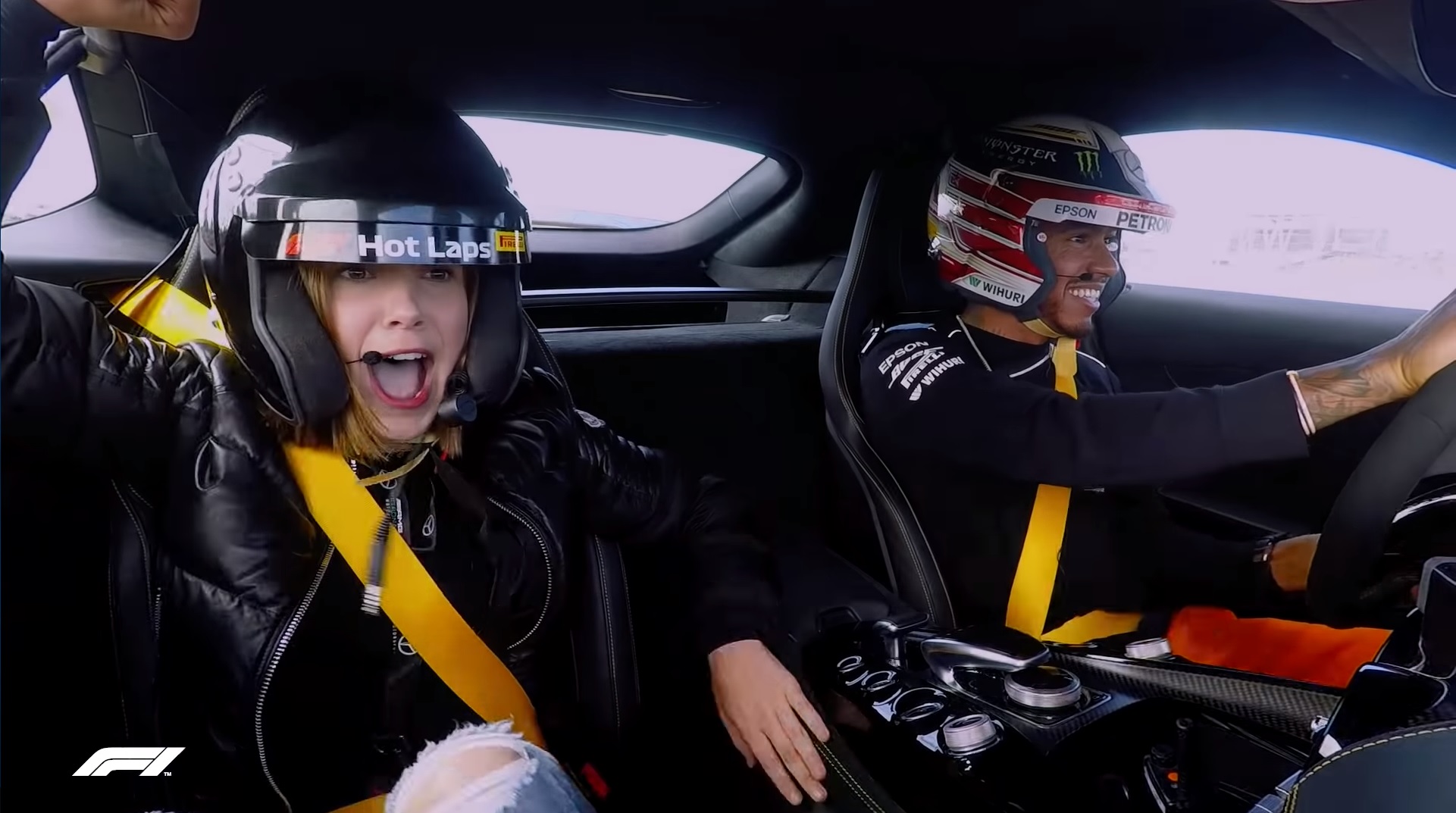 Millie Bobby Brown (Stranger Things) en panique dans la voiture de Lewis Hamilton