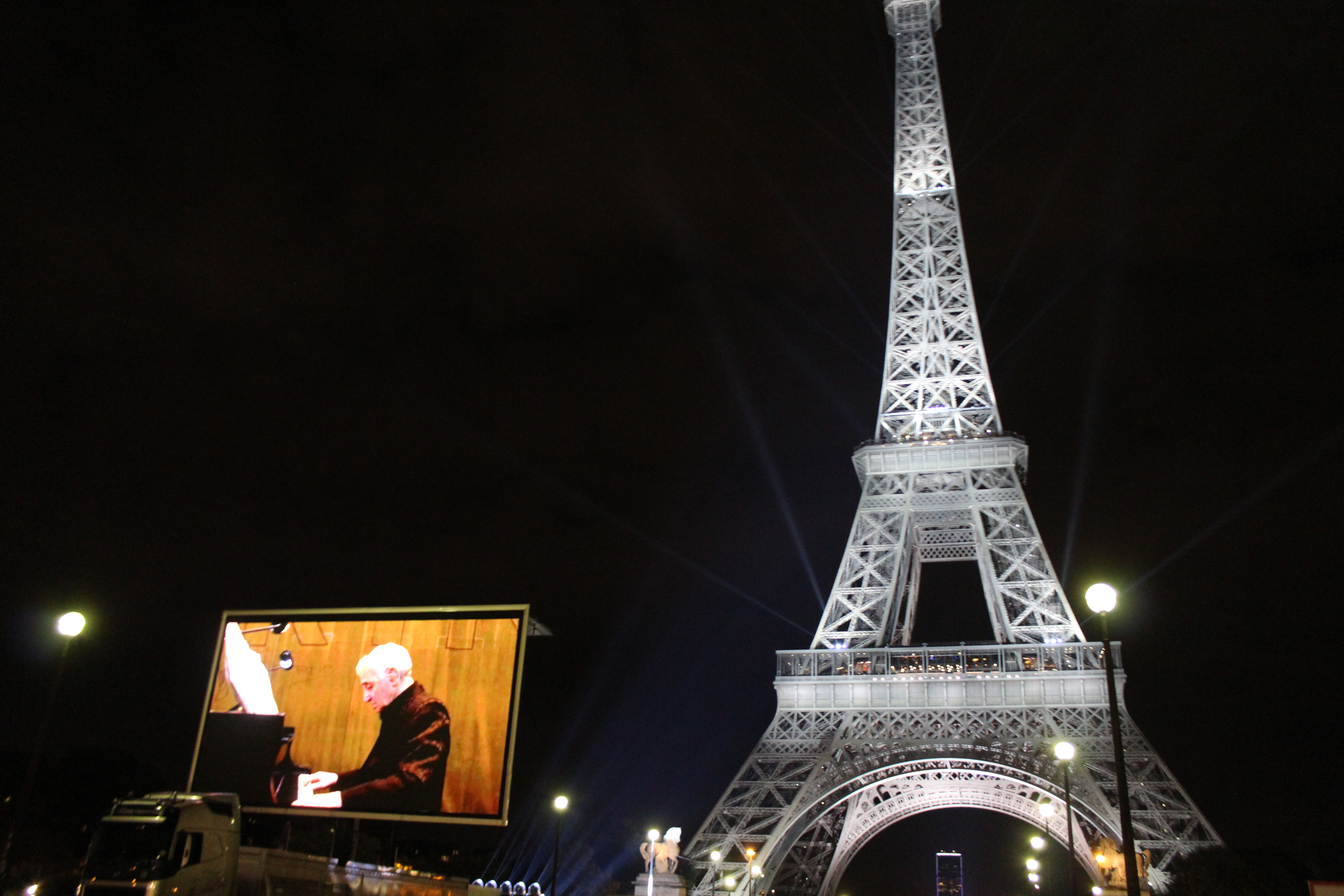 Mort de Charles Aznavour : Paris lui rend hommage en illuminant la Tour Eiffel