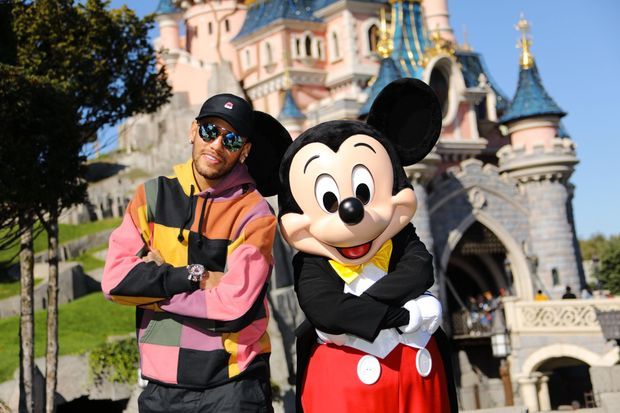 Neymar et Bruna Marquezine très amoureux à Disneyland Paris