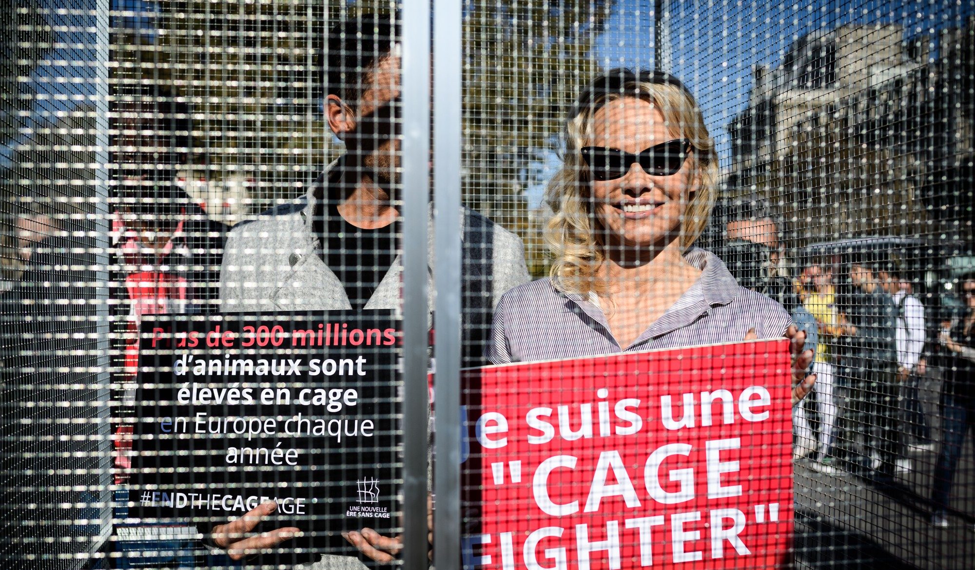 Pamela Anderson enfermée dans une cage place de la République !