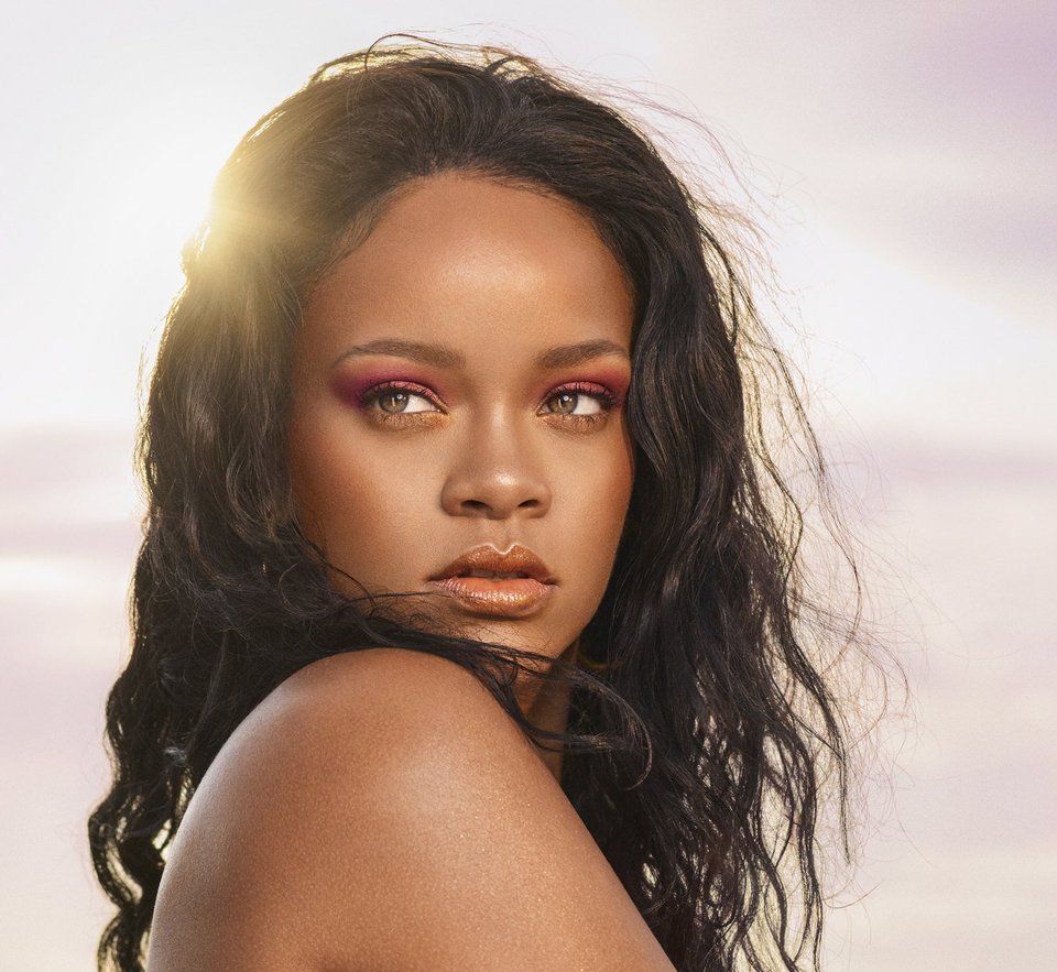 Rihanna : Elle joue la mariée sexy en lingerie !