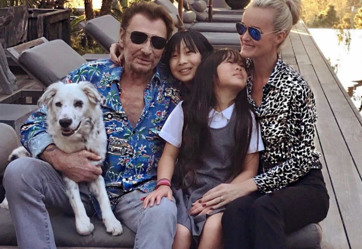 Séquence émotion : Quand la chienne de Johnny Hallyday écoute un titre de son maître