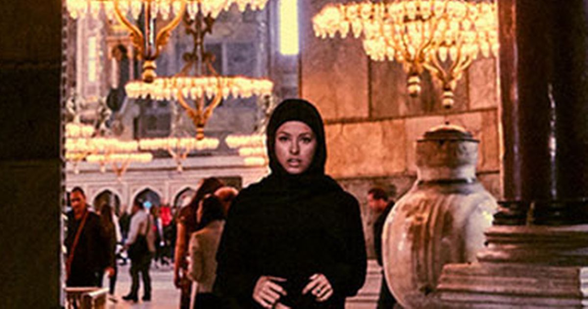 Tollé sur le Web : Un mannequin pose nu devant une mosquée en Turquie