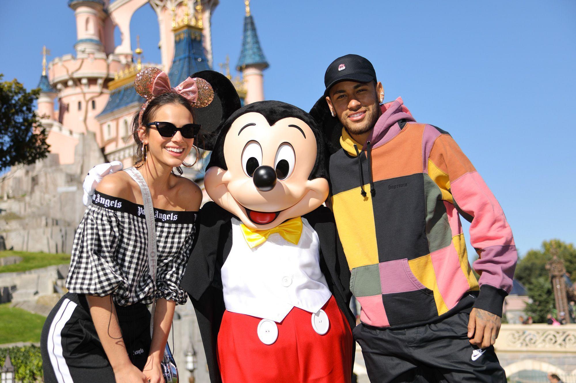 Neymar et Bruna Marquezine très amoureux à Disneyland Paris