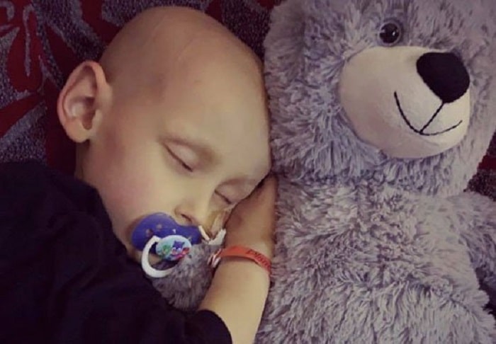 Atteint du cancer, un petit garçon demande pardon à sa mère avant de mourir