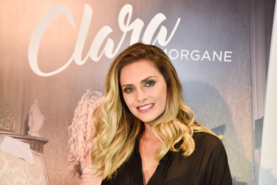 Clara Morgane diablement sexy : Elle pose en lingerie dans un lit