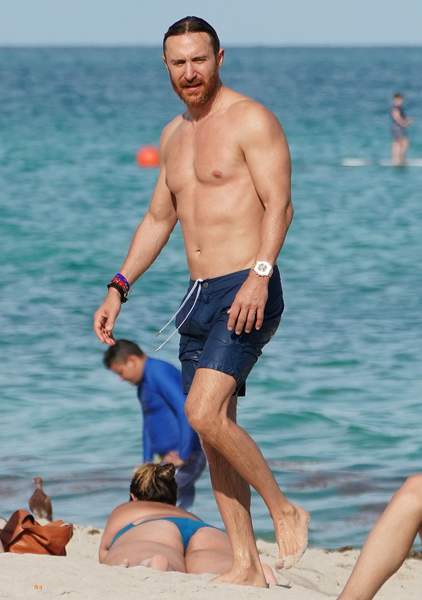David Guetta en forme : il s’affiche tout musclé à la plage avec sa chérie