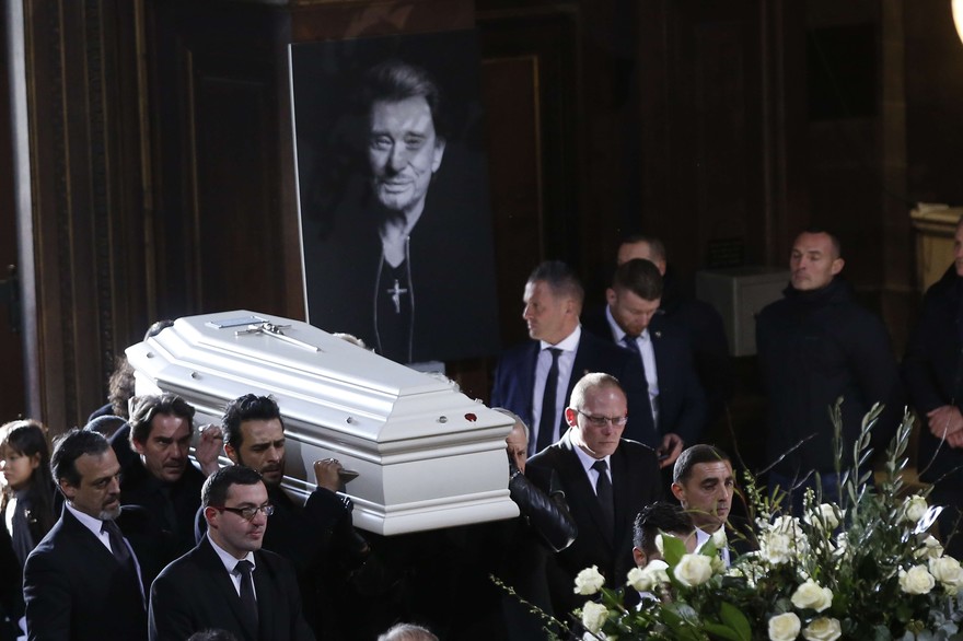 Décès de Johnny Hallyday : Ses fans s'arrachent son cercueil