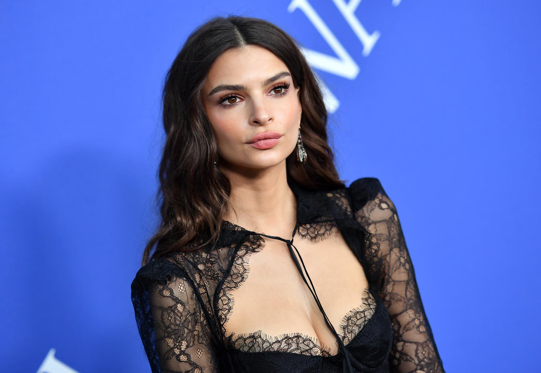 Emily Ratajkowski frappe encore et en montre presque trop !