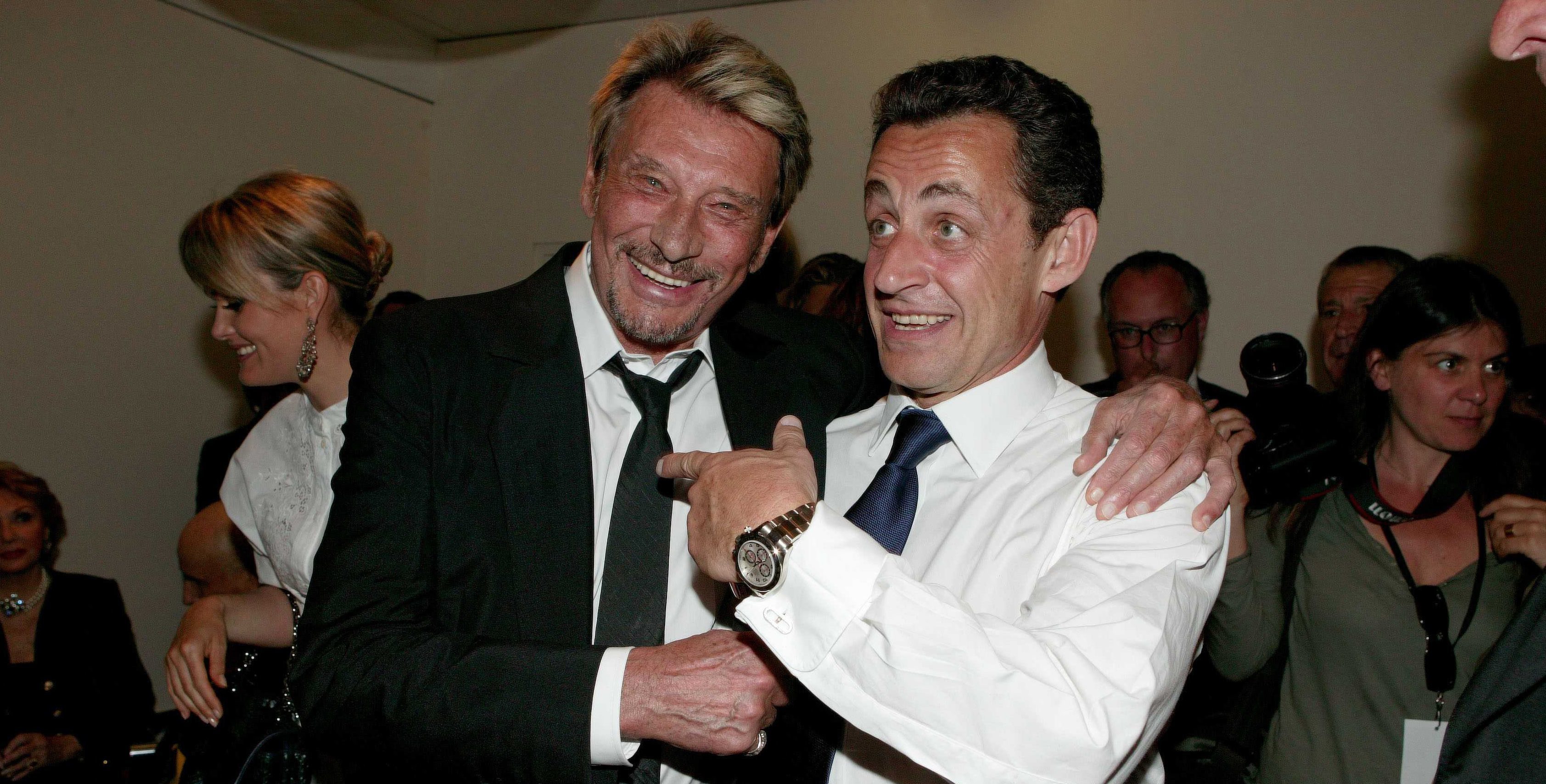 Johnny Hallyday : Le chanteur "sollicitait en permanence" Nicolas Sarkozy pour échapper à ses problèmes fiscaux !