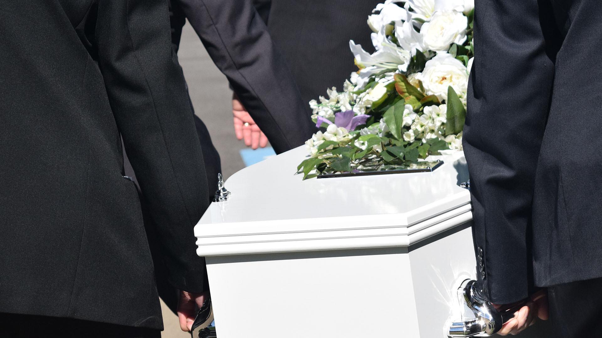 Kazakhstan : Un homme revient chez lui après avoir été... déclaré mort et enterré !