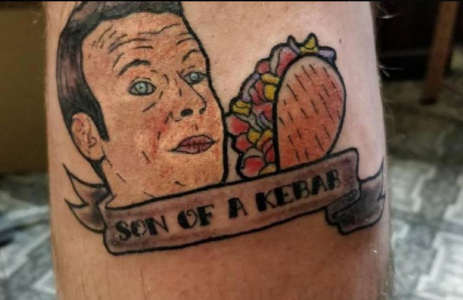 Tatouage : Un jeune se tatoue Emmanuel Macron et un kebab sur le mollet