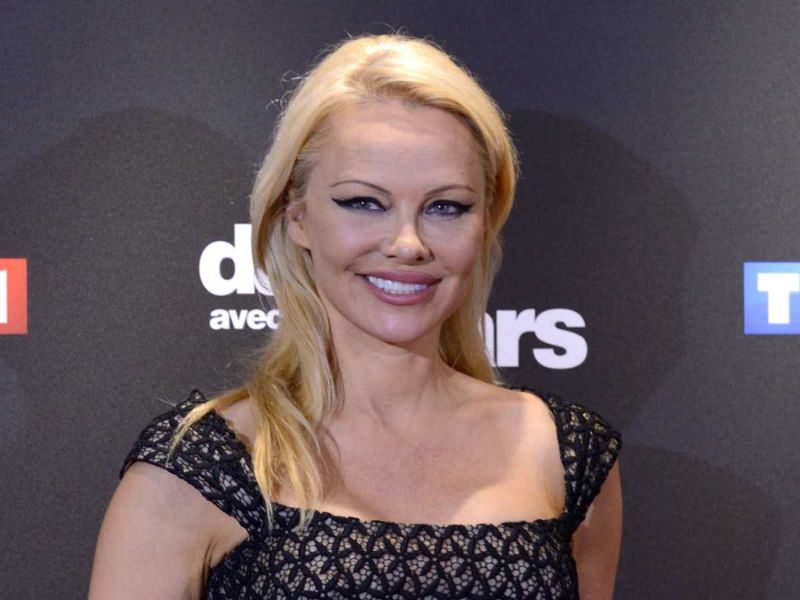 Pamela Anderson fait grimper la température avec un décolleté XXL