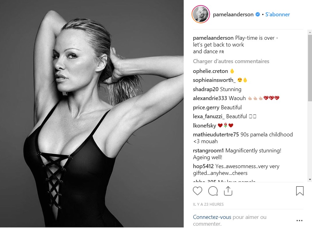 Pamela Anderson fait grimper la température avec un décolleté XXL