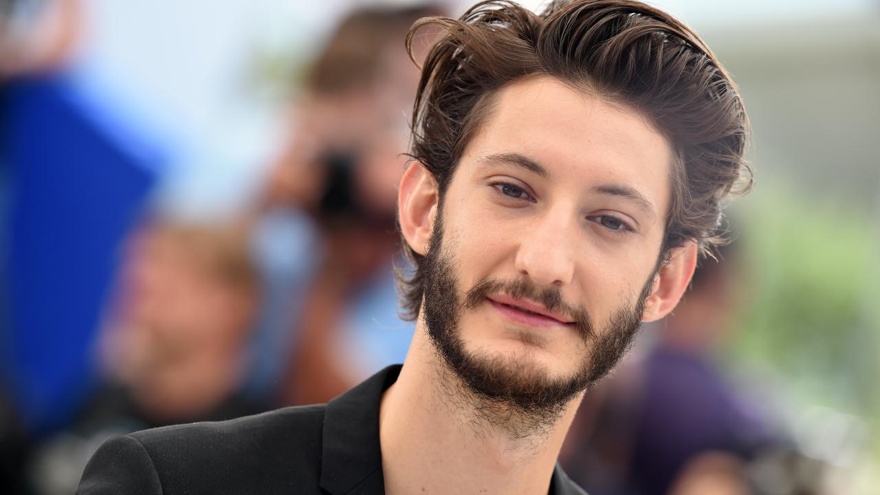 Pierre Niney dévoile son torse musclé : Son incroyable transformation physique fait fondre la Toile !