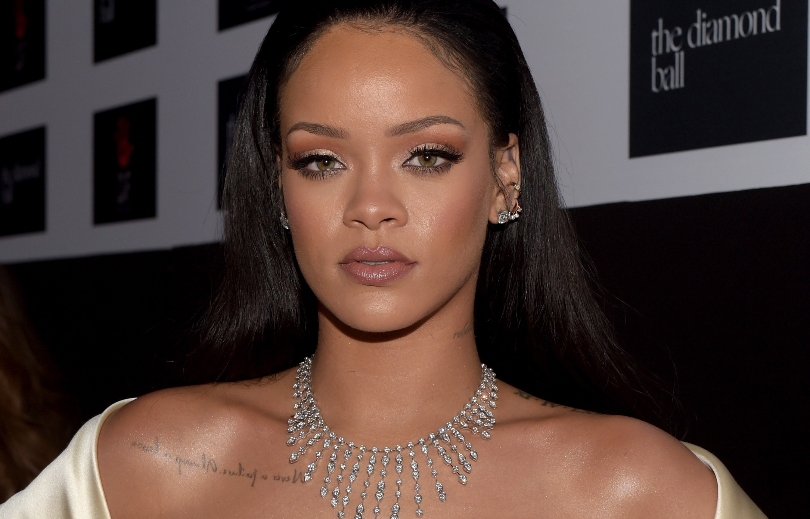 Rihanna topless et en petite culotte pour promouvoir sa marque de lingerie
