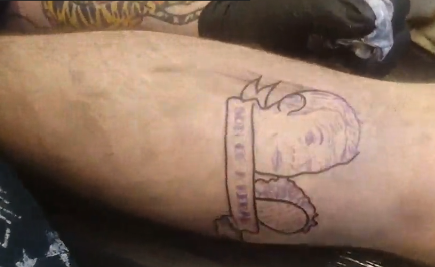 Tatouage : Un jeune se tatoue Emmanuel Macron et un kebab sur le mollet
