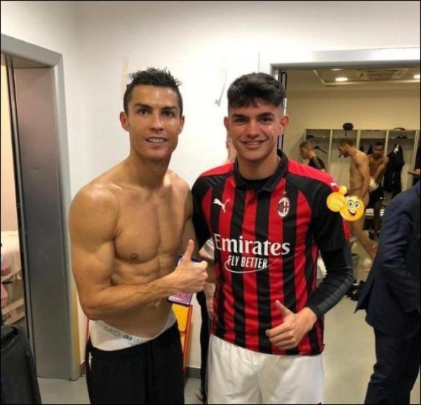 Une photo de Cristiano Ronaldo avec un admirateur dans les vestiaires fait le buzz !