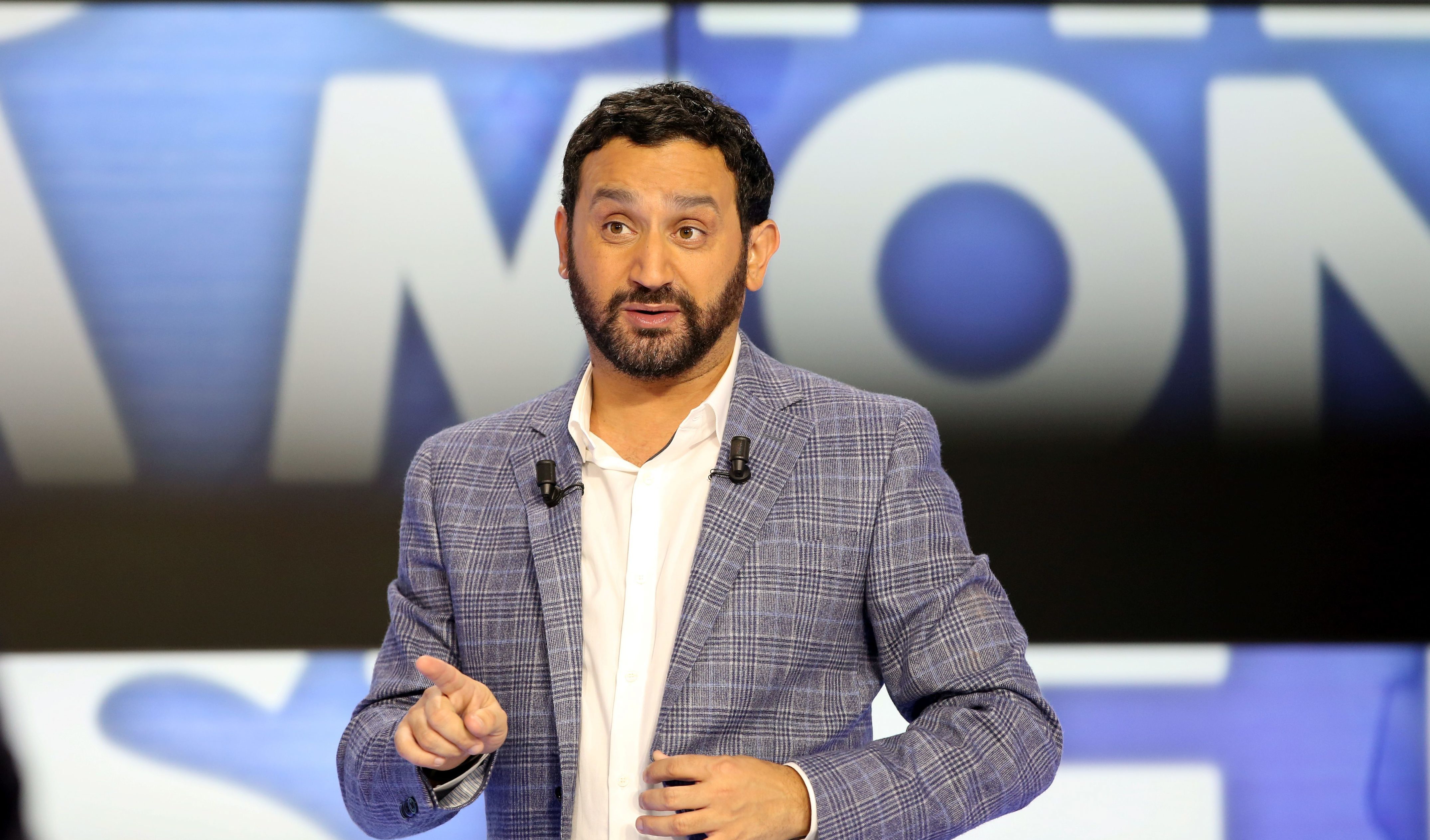 Cyril Hanouna : Il qualifie son patron Vincent Bolloré de &quot;caillera&quot;