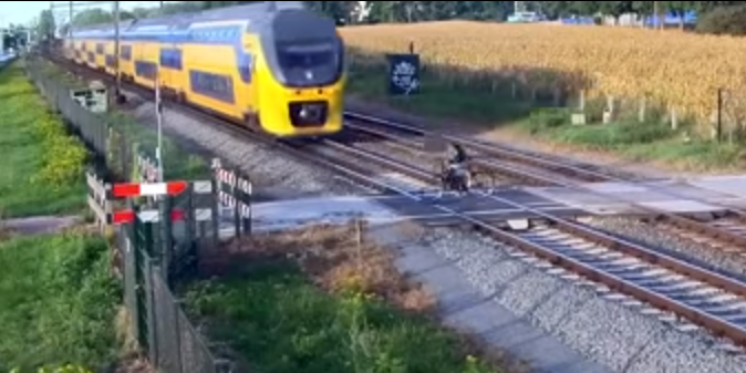 &quot;Un train peut en cacher un autre&quot; : Ce cycliste évite la mort de justesse